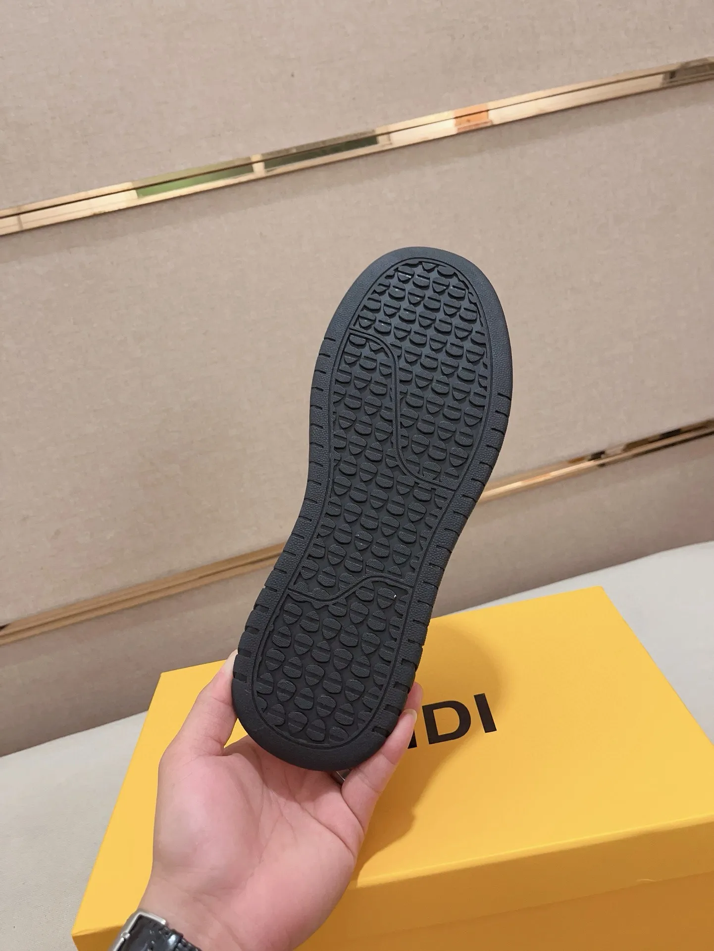 Men's shoes💰: 400💰[Fendi] Fendi's latest casual shoes for men! Available at counters simultaneously! A one-to-one replica of the original. All imported official website one-to-one cowhide fabric. The interior is made of top-grade sheepskin, and the original factory-supplied rubber outsole is used. Leading new fashion concepts. Matching code: 38-44. (can be customized for 45 non-refundable)